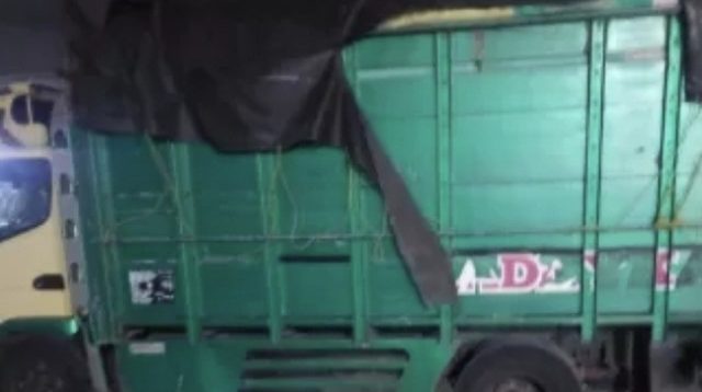 Gagal Salip, Truk Tabrak Motor di Baron Nganjuk Hingga Pengendara Luka Parah
