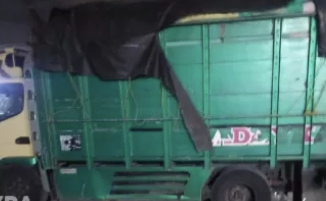 Gagal Salip, Truk Tabrak Motor di Baron Nganjuk Hingga Pengendara Luka Parah