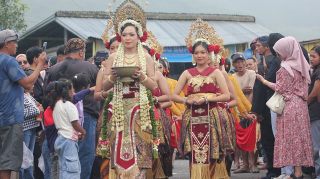 Ribuan Pengunjung Ramaikan Larung Sesaji Gunung Kelud, Dorong UMKM dan Wisata Budaya