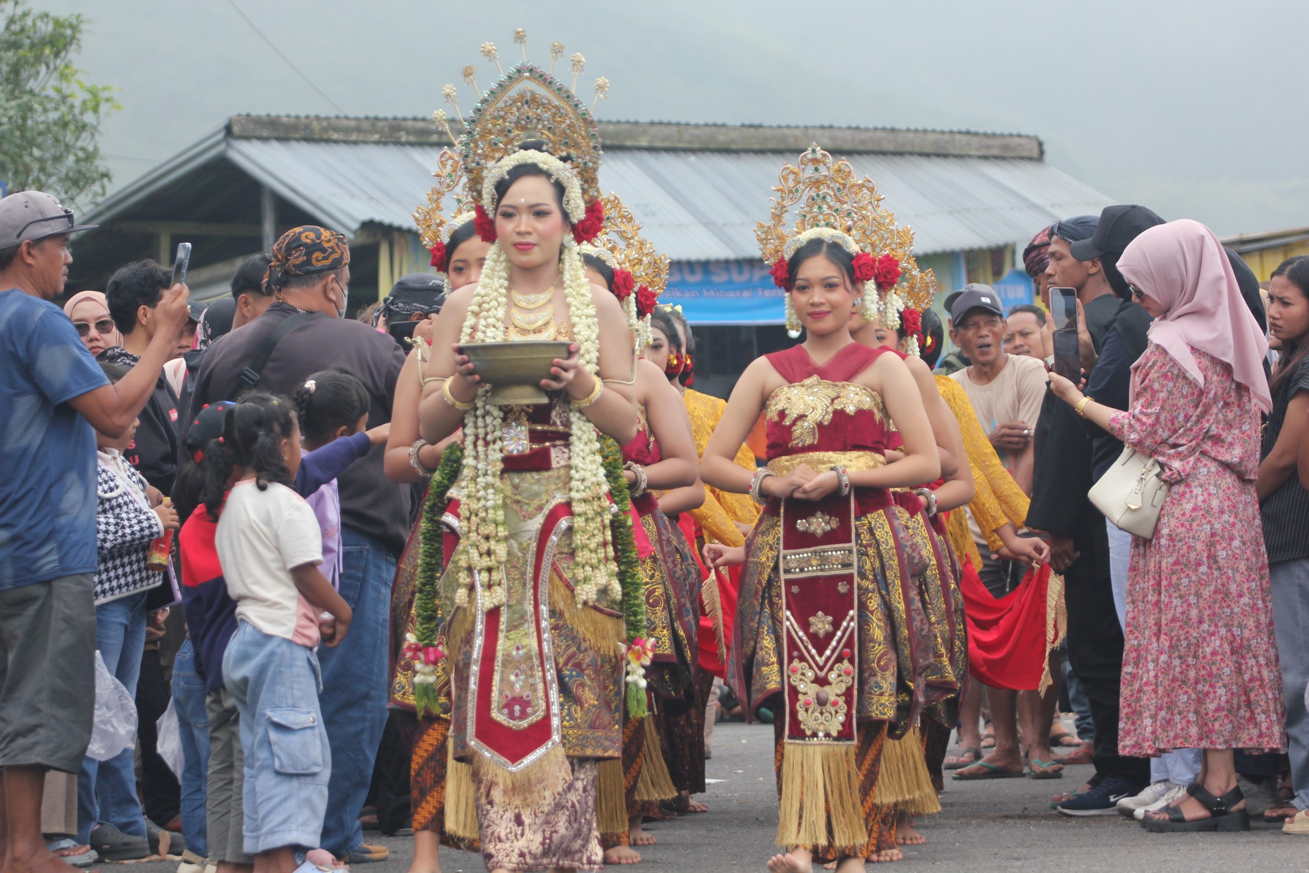 Ribuan Pengunjung Ramaikan Larung Sesaji Gunung Kelud, Dorong UMKM dan Wisata Budaya