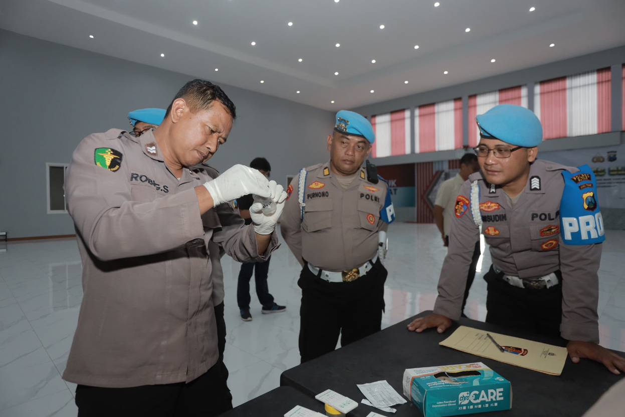 Sebanyak 32 Anggota Polres Blitar Jalani Tes Urine, Bid Propam Polda Jatim Lakukan Inspeksi Internal