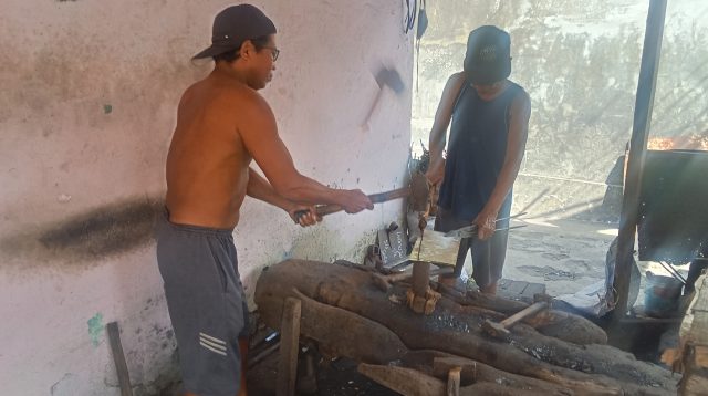 Pandai besi di kelurahan banaran kediri