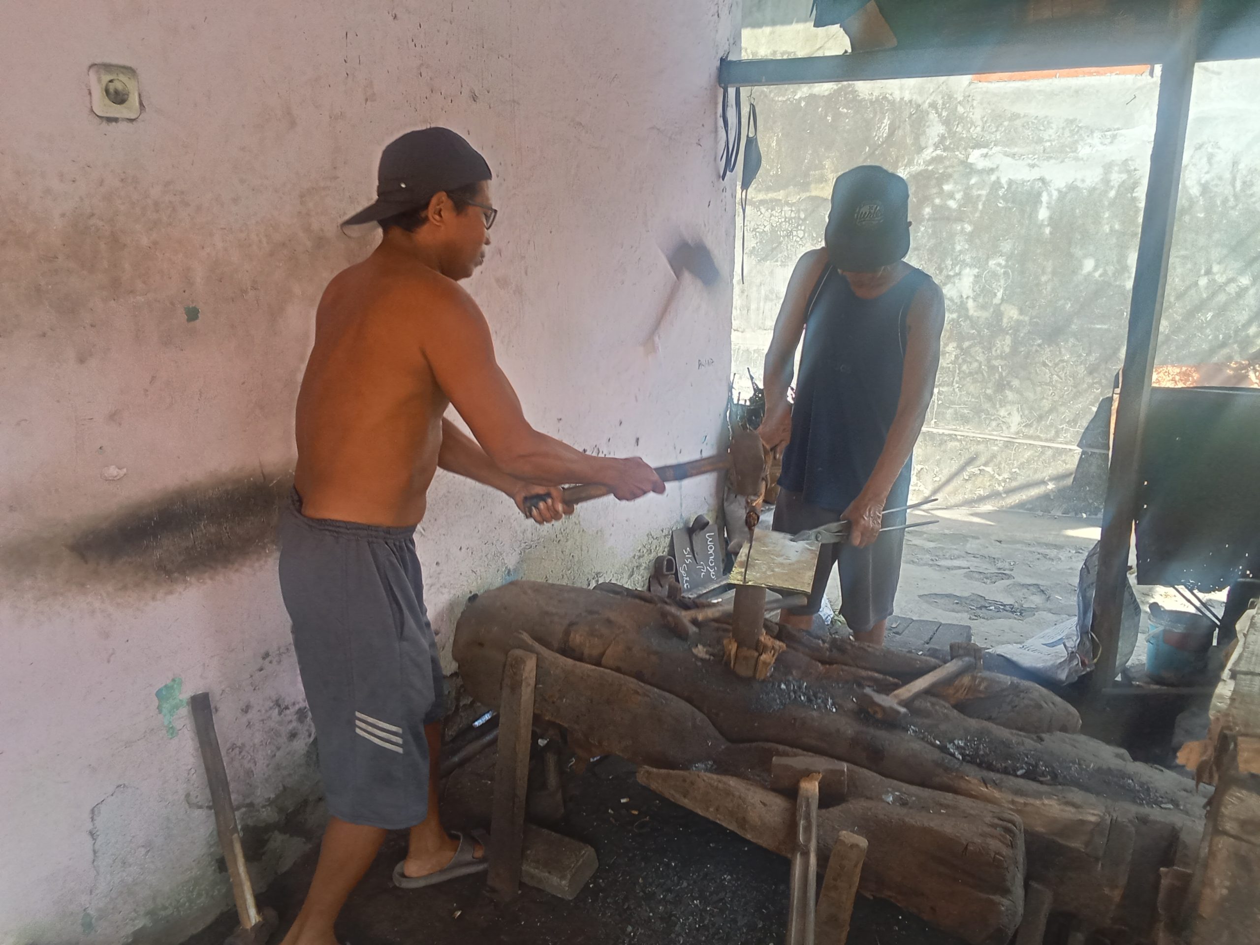 Pandai besi di kelurahan banaran kediri