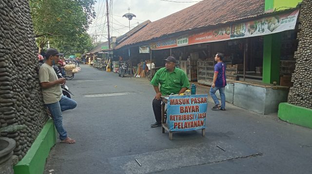 penjaga pasar pahing pak ndut