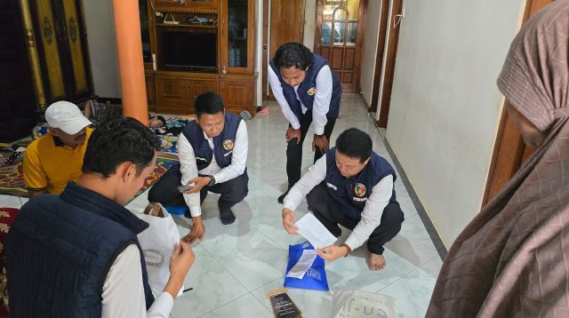 Cari Barang Bukti Lain, Polisi Geledah Rumah Tersangka Arisan Bodong di Lamongan