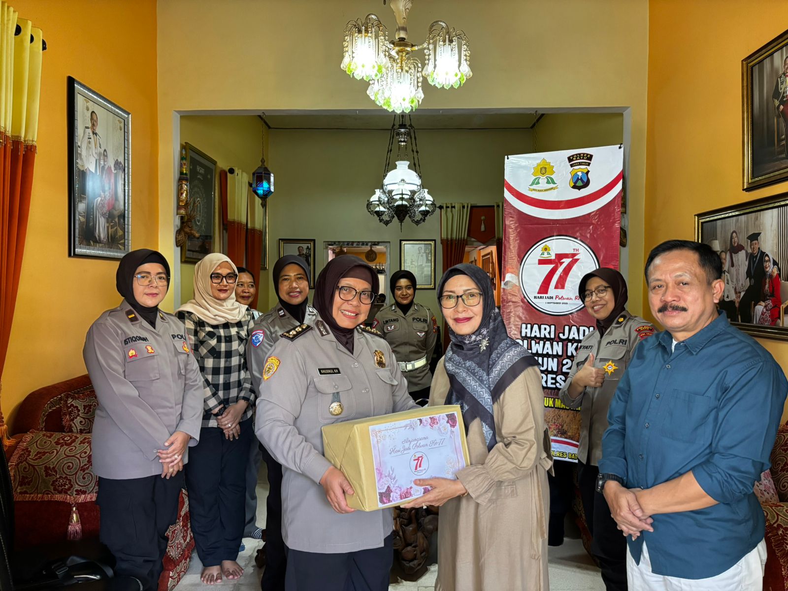 Polwan Polres Batu Berbagi, Ini yang Dilakukan