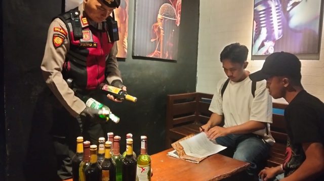 Razia Miras di Banyakan, Polisi Sita Puluhan Botol dari Kafe dan Karaoke