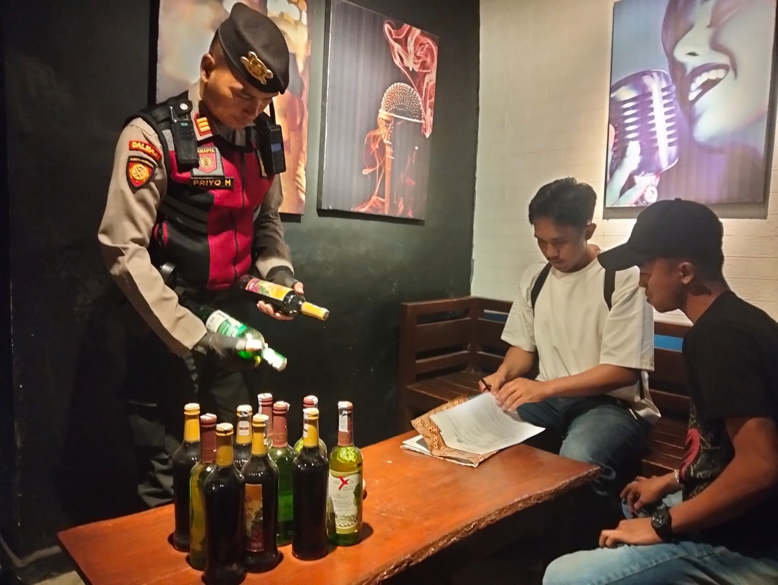 Razia Miras di Banyakan, Polisi Sita Puluhan Botol dari Kafe dan Karaoke