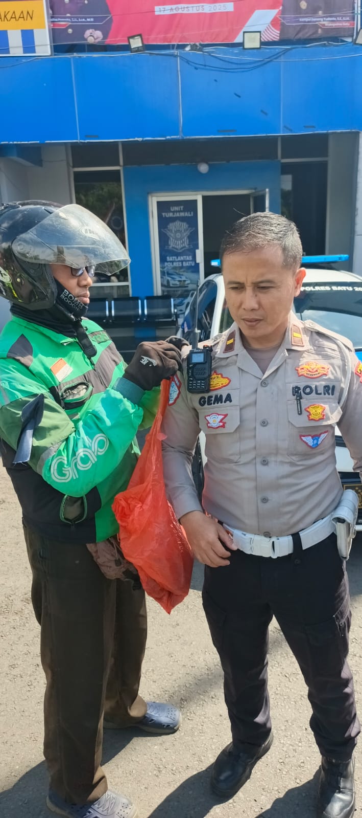 Ratusan Ojol Kota Batu Gelar Aksi Long March dan Bagikan Pita Hitam, Kecam Tindakan Brimob