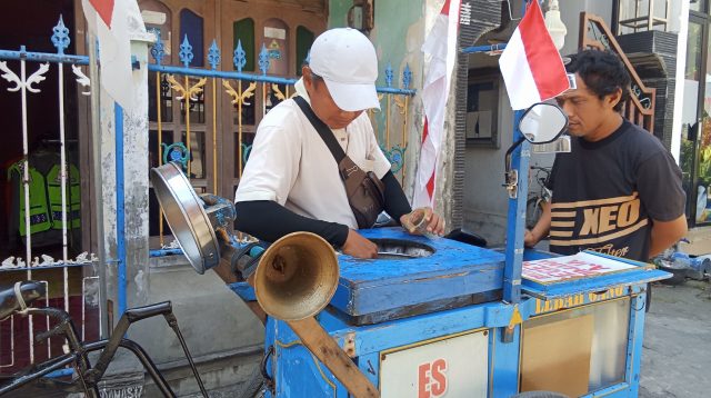 Bertahan Usai Pandemi, Pria ini Jajakan Es Puter Keliling Kota Kediri
