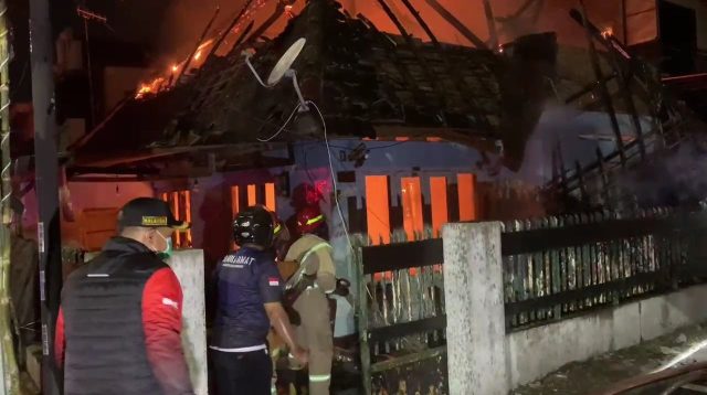 Kebakaran Hebat Landa Rumah dan Toko Pakan di Jombang, Satu Mobil Ikut Hangus