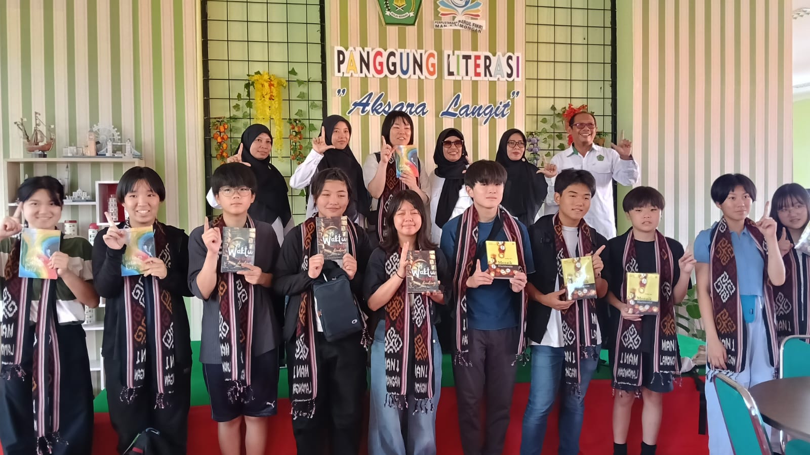 MAN 1 Lamongan Terima Pelajar Jepang, Tampilkan Tari Boran dan Drum Band
