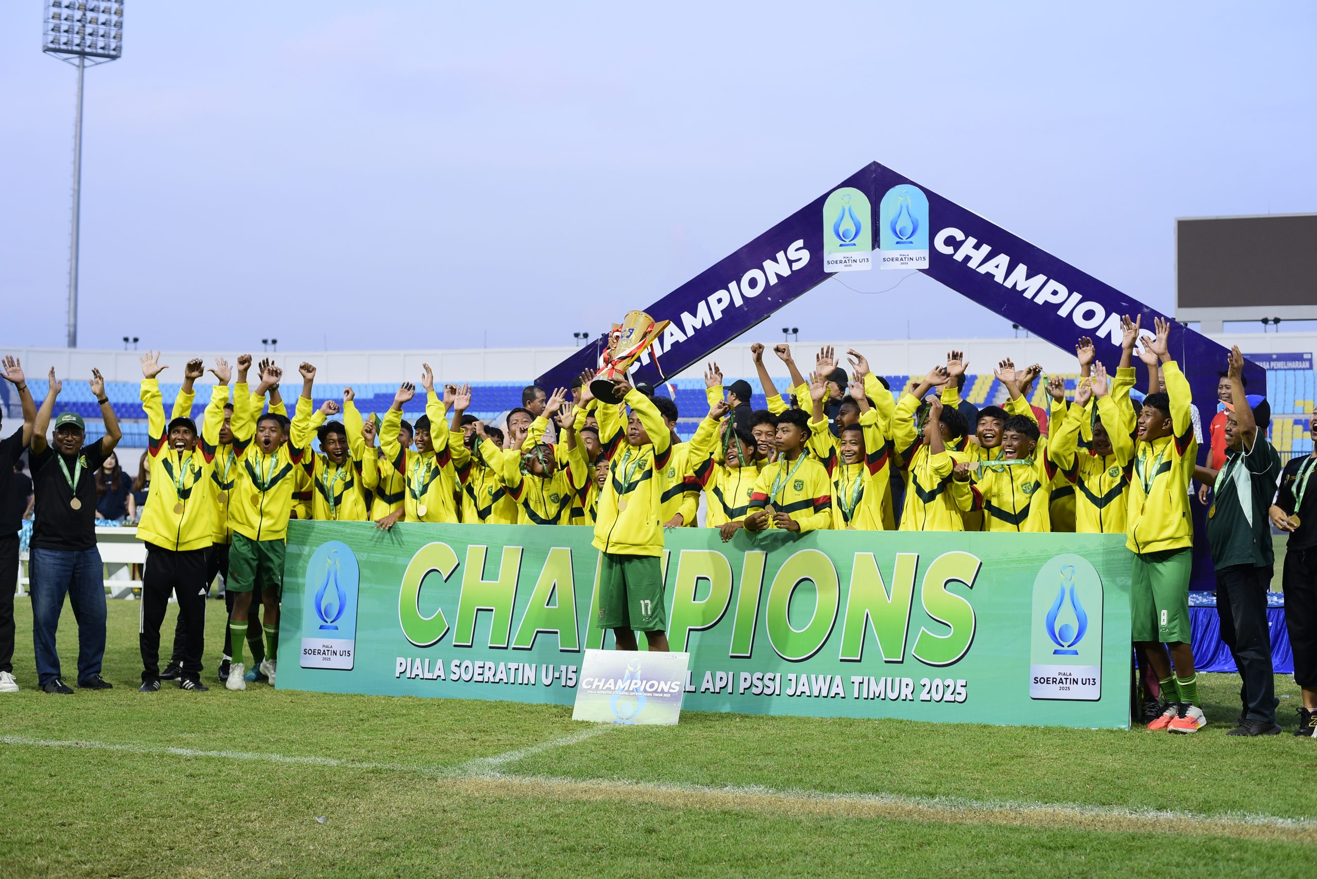 Piala Soeratin Jatim 2025, Persebaya U -13 dan Deltras Sidoarjo U - 15 Raih Gelar Juara di Lamongan