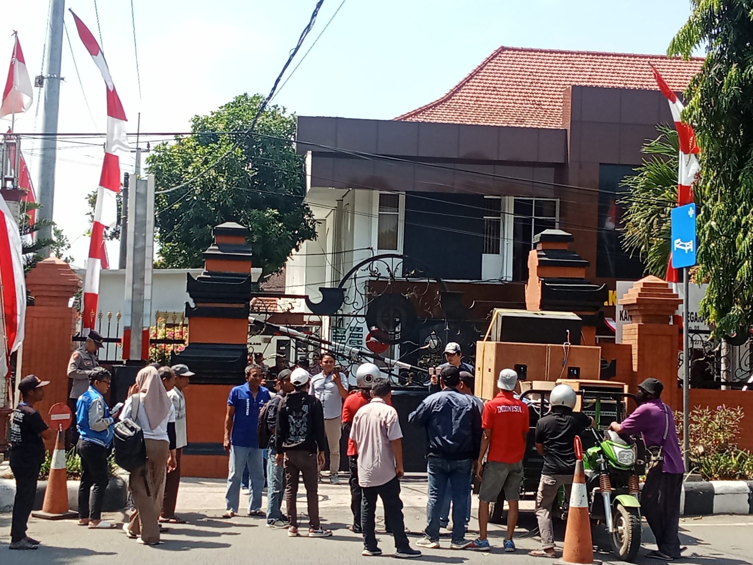 Warga Pojok Kediri Datangi Kejari, Protes Penyaluran Bansos Dampak TPA yang Dinilai Tak Tepat Sasaran