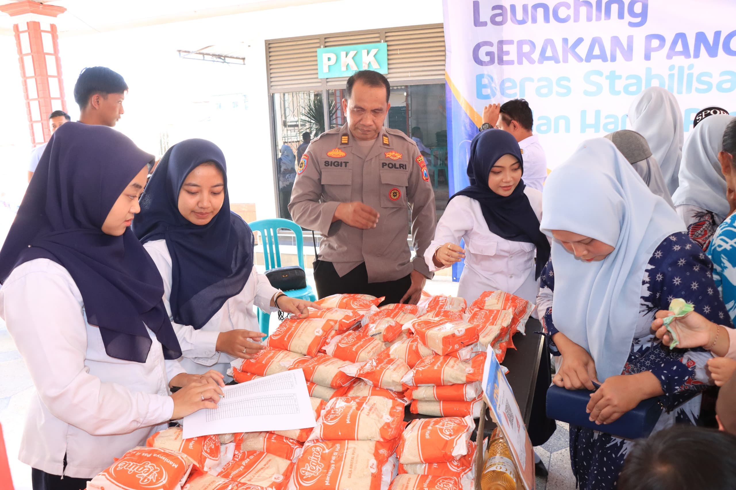 Warga Serbu Bazar Murah di Malang yang Dihadiri Irwasum Polri Komjen Dedi Prasetyo