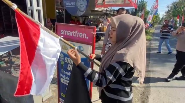 Polsek Balong Tertibkan Konter HP di Ponorogo yang Kibarkan Bendera One Piece di Bawah Merah Putih