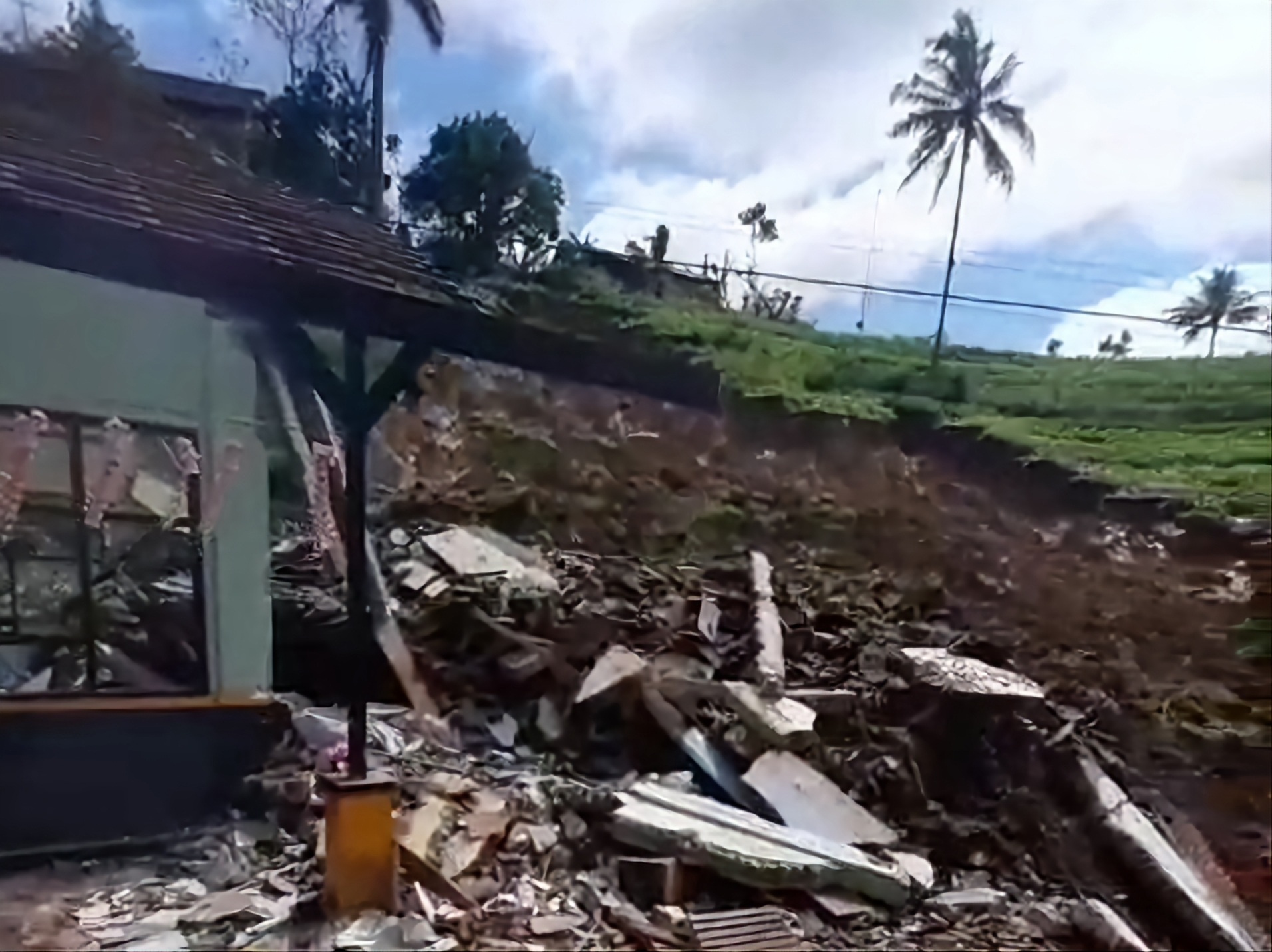 Sekolah Rusak Diterjang Longsor, Pemkab Tulungagung Pertimbangkan Relokasi SDN 2 Kradinan