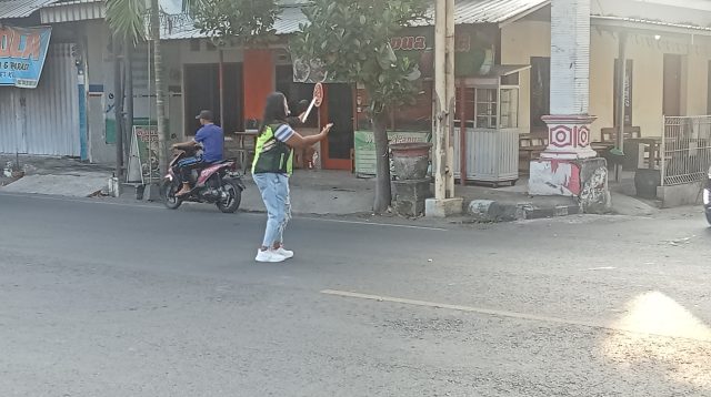 Inilah Perempuan Tangguh Membantu Kelancaran Lalu Lintas di Simpang Empat Manisrenggo