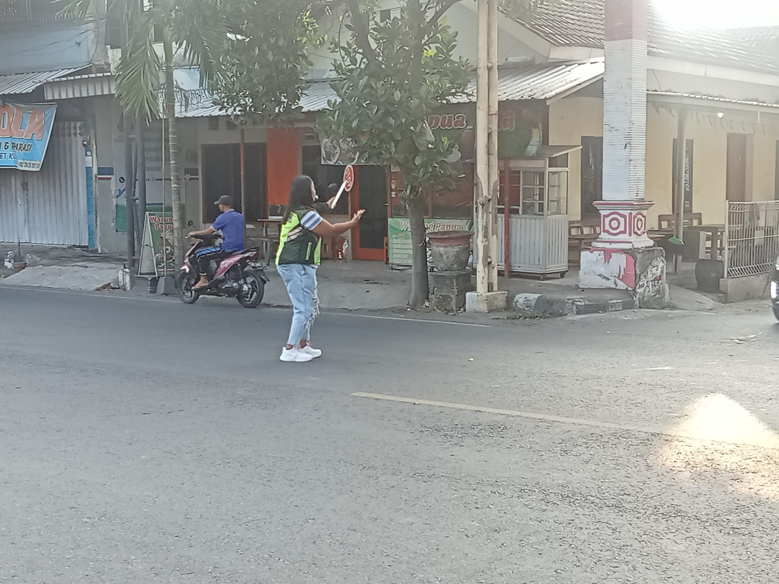 Inilah Perempuan Tangguh Membantu Kelancaran Lalu Lintas di Simpang Empat Manisrenggo