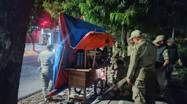 Gerobak Angkringan Ditinggal di SLG, Satpol PP Kediri Lakukan Penertiban