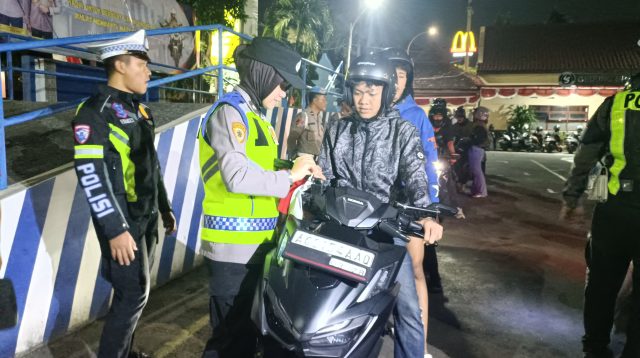 Tumbuhkan Rasa Nasionalisme, Polres Kediri Kota Bagikan Bendera Merah Putih kepada Pengendara