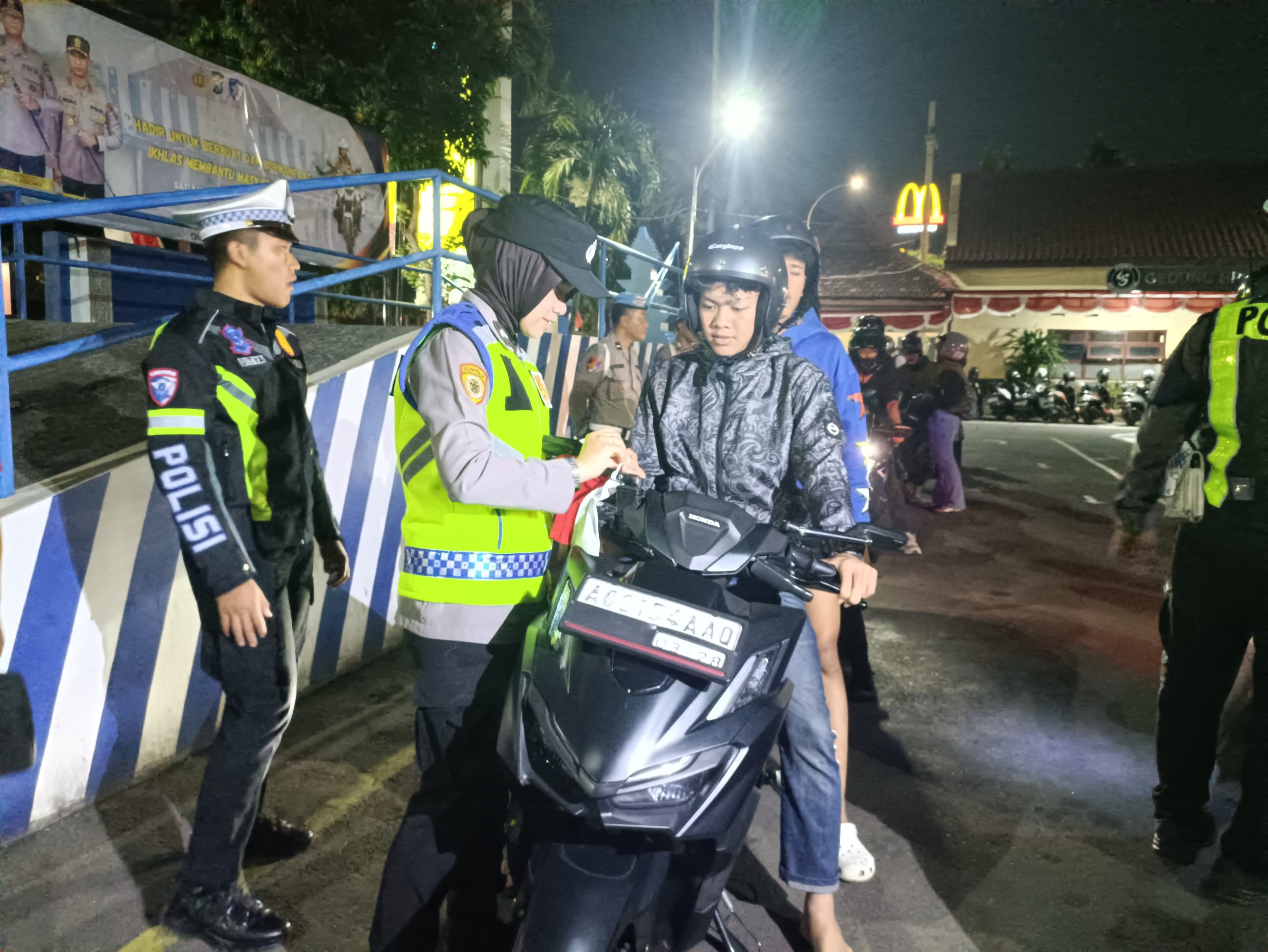 Tumbuhkan Rasa Nasionalisme, Polres Kediri Kota Bagikan Bendera Merah Putih kepada Pengendara