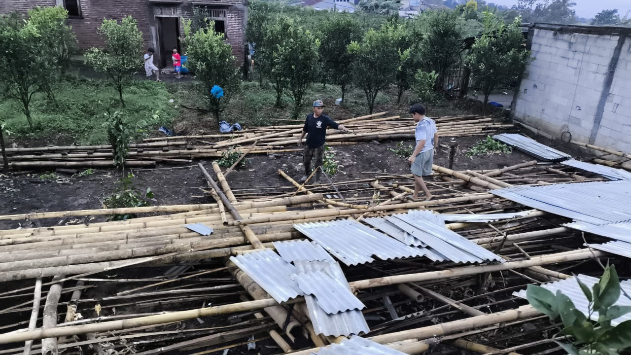 Hujan Deras Disertai Angin Kencang Rusak 10 Rumah Warga di Kota Batu, 2 Keluarga Mengungsi