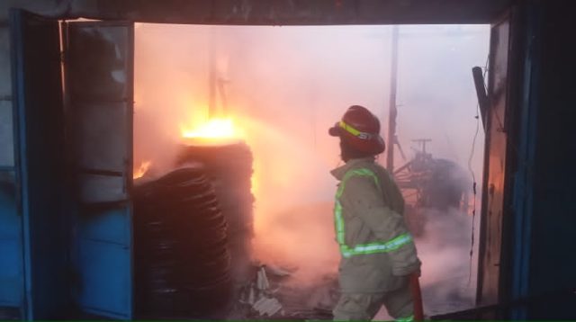 Gudang Limbah Ban di Bandarkedungmulyo Terbakar, Segini Tafsiran Kerugiannya