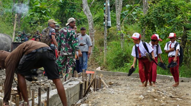 Saat Anak-anak Kromong Menyambut Harapan di Jalan TMMD