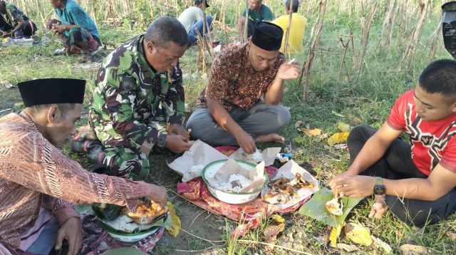 Tradisi Tumpeng dan Doa Bersama Warnai TMMD ke-125 di Desa Kromong Jombang
