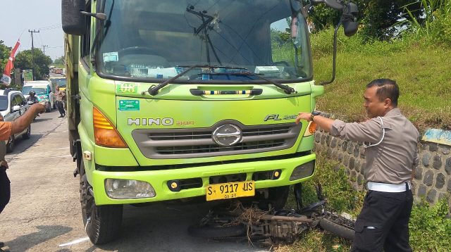 Diduga Salip Kiri, Pemotor Asal Nganjuk Tewas Terlindas Truk