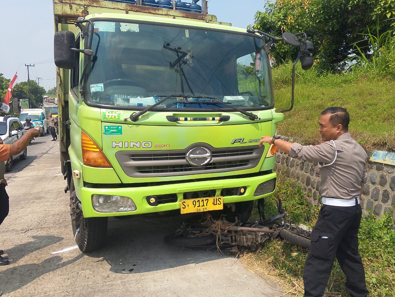 Diduga Salip Kiri, Pemotor Asal Nganjuk Tewas Terlindas Truk