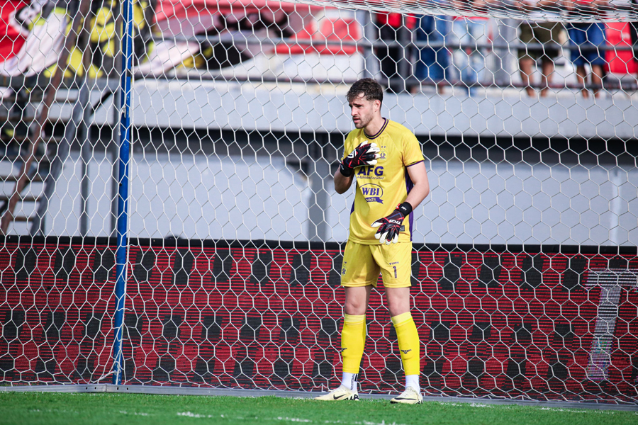 Tampil Gemilang, Leo Navacchio Gagalkan 25 Tembakan Bali United dan Jadi Player of the Match