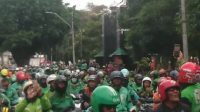 Ribuan Ojol di Jombang Gelar Sholat Ghaib untuk Rekannya yang Tewas di Jakarta