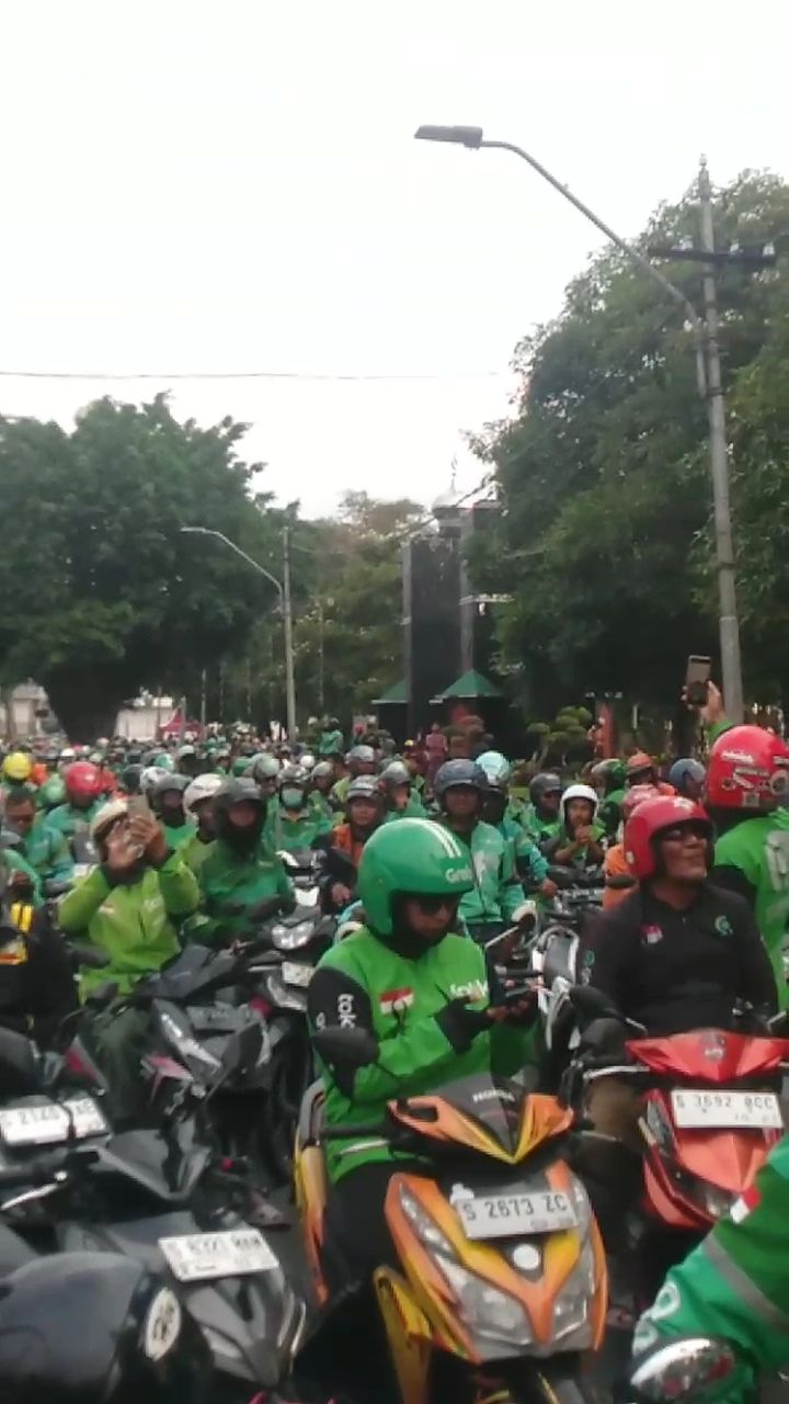 Ribuan Ojol di Jombang Gelar Sholat Ghaib untuk Rekannya yang Tewas di Jakarta