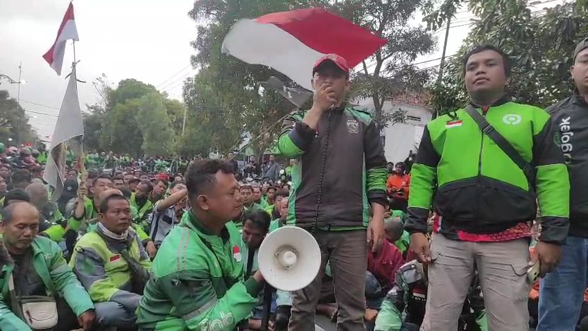 Solidaritas Nasional, Ribuan Ojol Jombang Turun ke Jalan Tuntut Keadilan untuk Affan