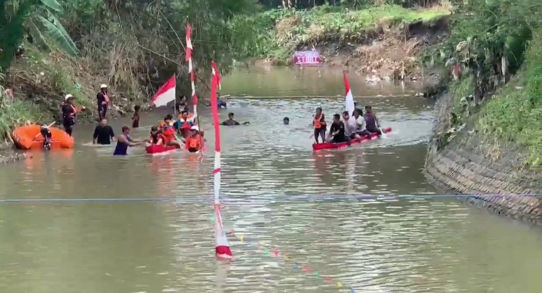 Seru! Warga Jombang Gelar Pacu Jalur Galon untuk Meriahkan HUT ke-80 RI