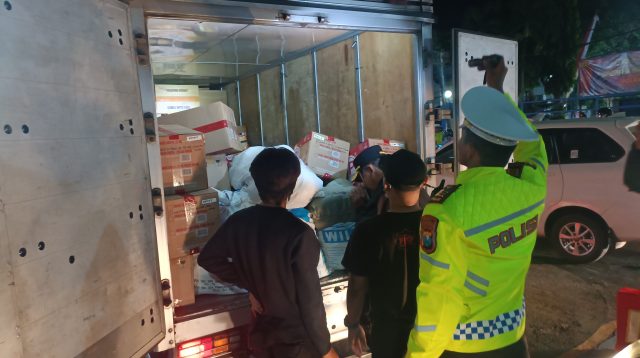 Terjaring Razia, Sopir Truk Tunjukkan SIM Palsu kepada Anggota Satlantas Polres Kediri Kota