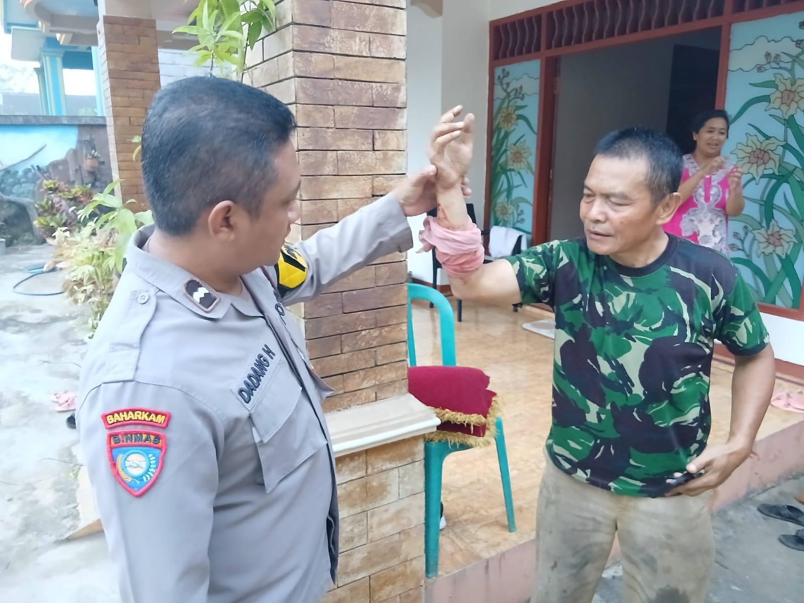 Percekcokan Soal Bakar Sampah di Blitar, Perangkat Desa Dibacok Tetangga hingga Terluka