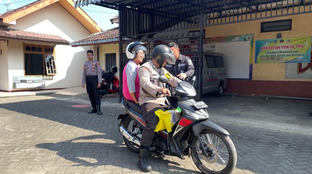 Polres Blitar Dukung Gerakan Pangan Murah, Salurkan Beras SPHP di Dua Desa