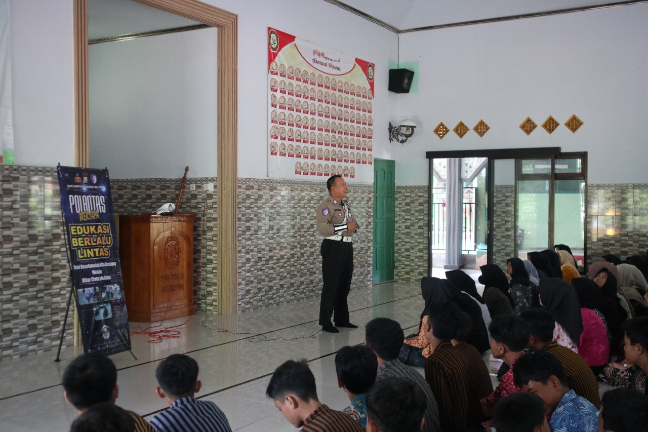 Cegah Kekerasan di Sekolah, Polres Blitar dan Mahasiswa UMM Sosialisasi Anti-Bullying di SMPN 1 Garum
