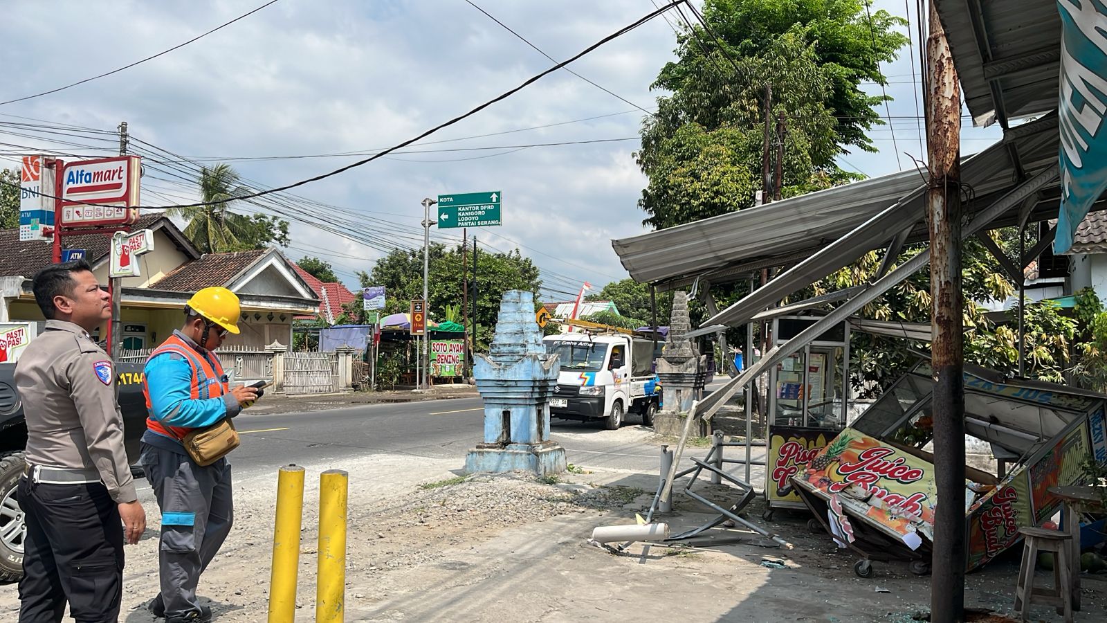 Rem Blong, Truk Petikemas di Blitar Tabrak Toyota Avanza, Kios PKL, dan Tiang Listrik