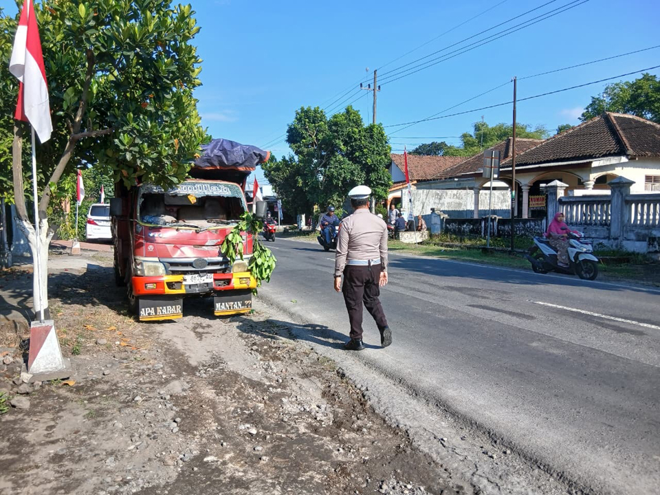 Kecelakaan di Jalan Raya Blitar-Kediri, Motor Ringsek Pengendara Selamat Meski Tabrakan dengan Truk