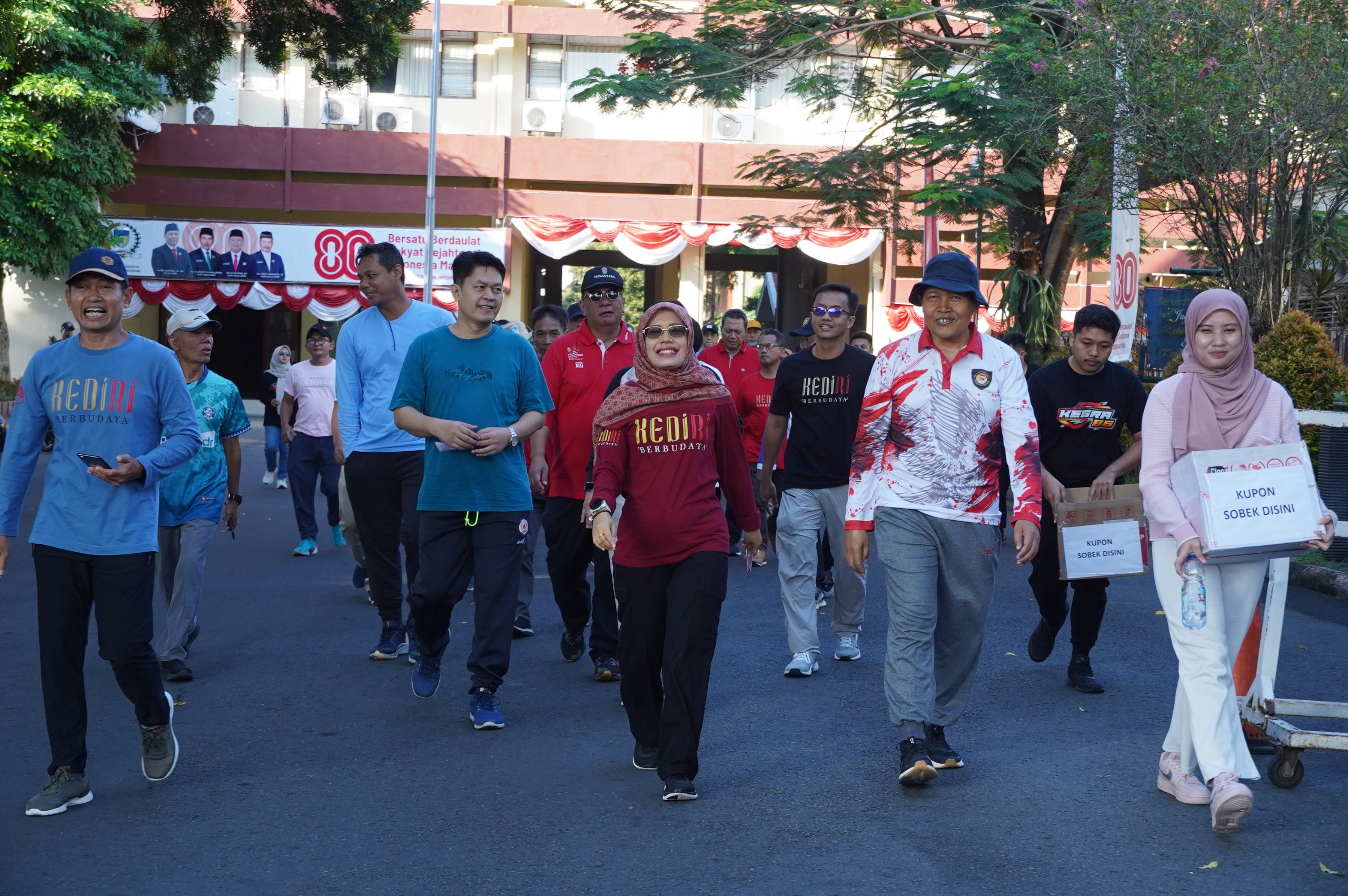 Pemkab Kediri Gelar Jalan Sehat Berhadiah dan Bazar UMKM untuk HUT ke-80 RI