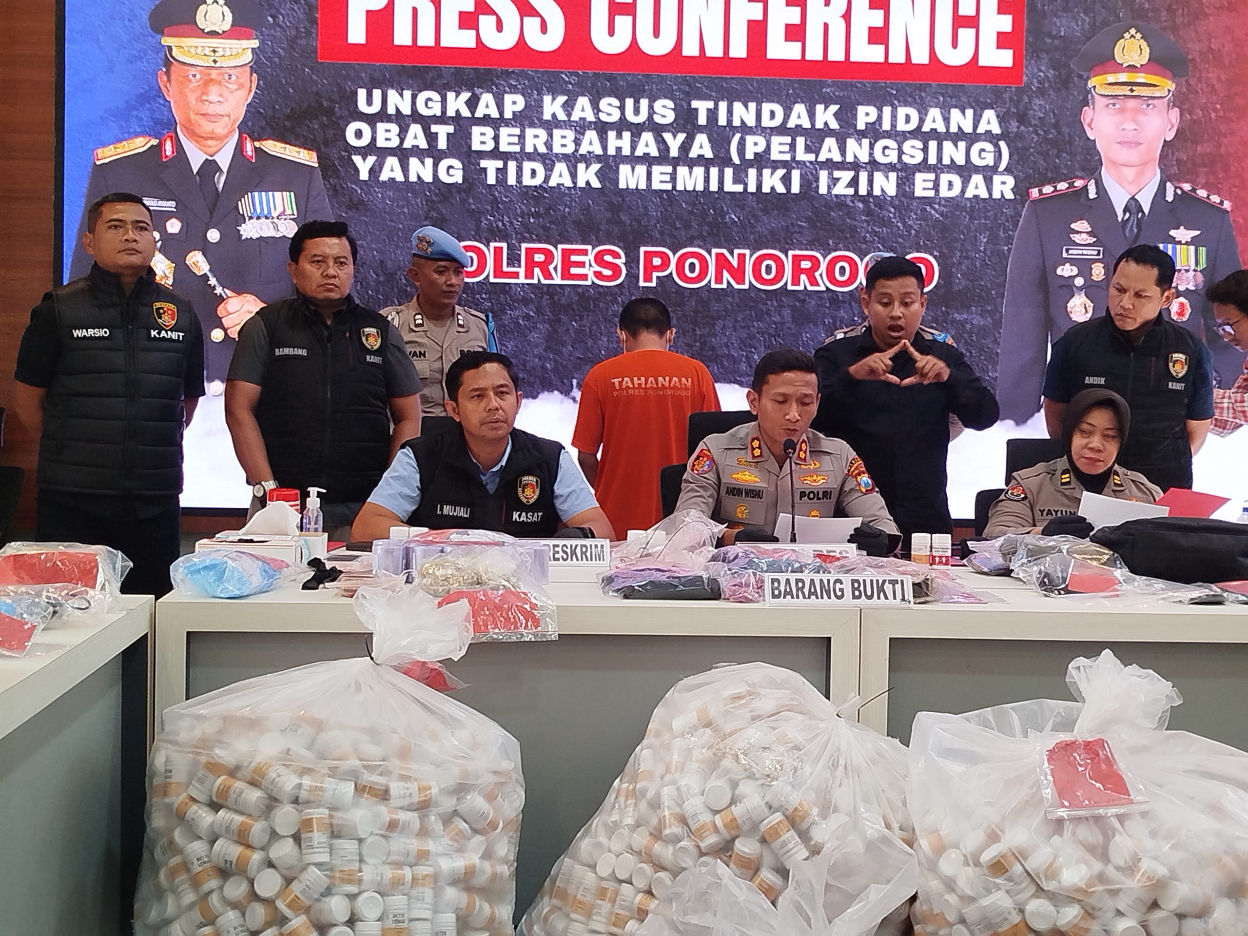 Polres Ponorogo Tangkap Nakes Abal-abal Asal Lumajang, Ribuan Botol Obat Ilegal Disita