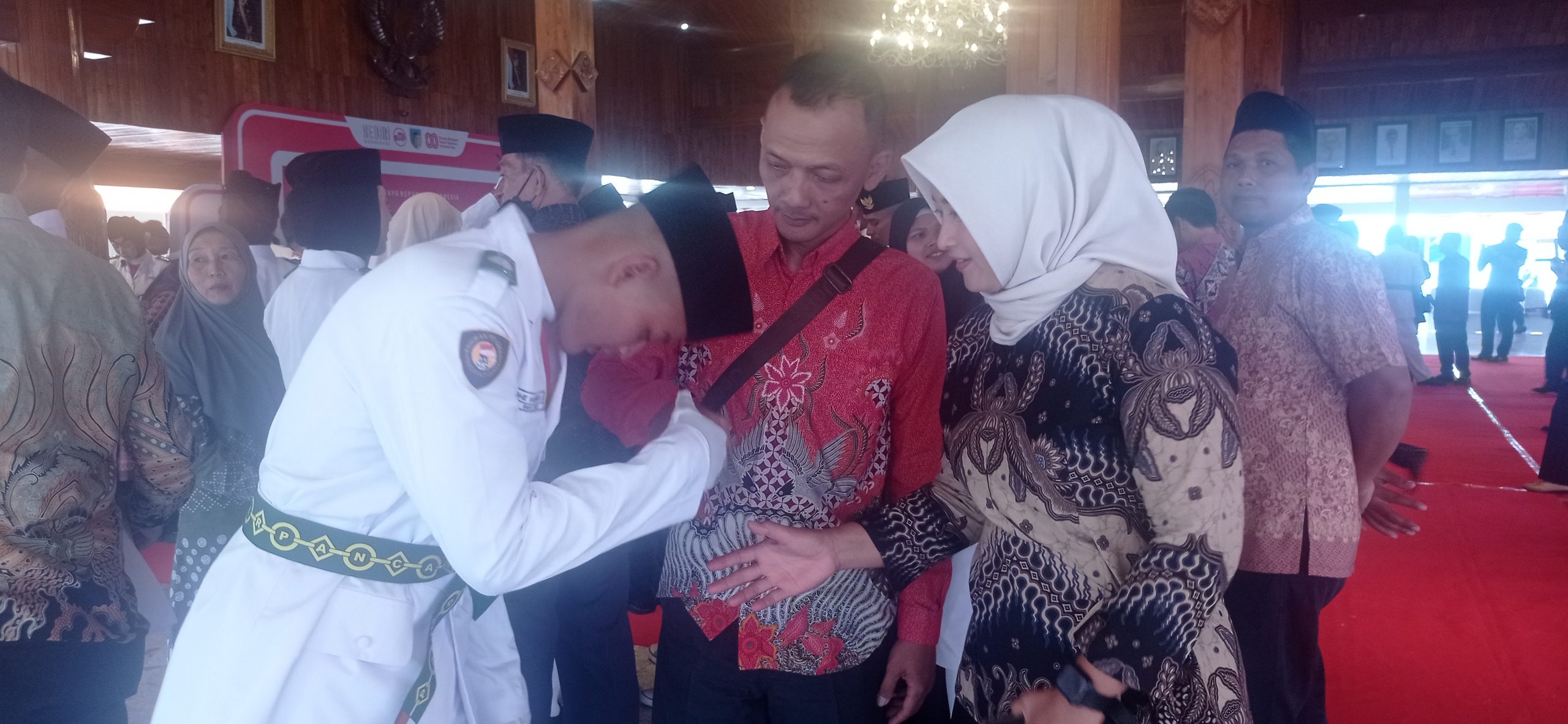 Pengukuhan Paskibra Kediri 2025 Penuh Haru, Orang Tua Bangga Lihat Perubahan Anak