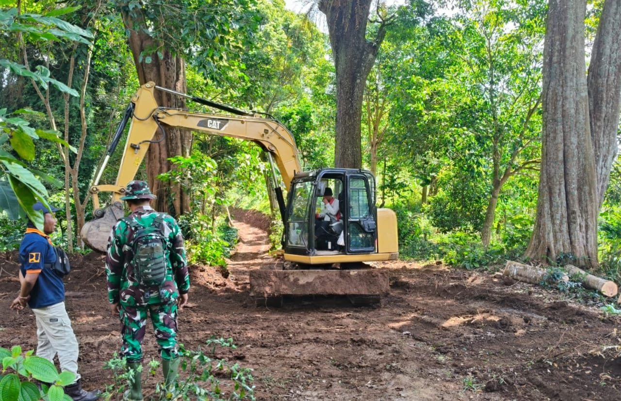 TMMD Buka Akses Jalan 3,5 Km di Lereng Gunung Wilis, Warga Ngranget Sambut Harapan Baru