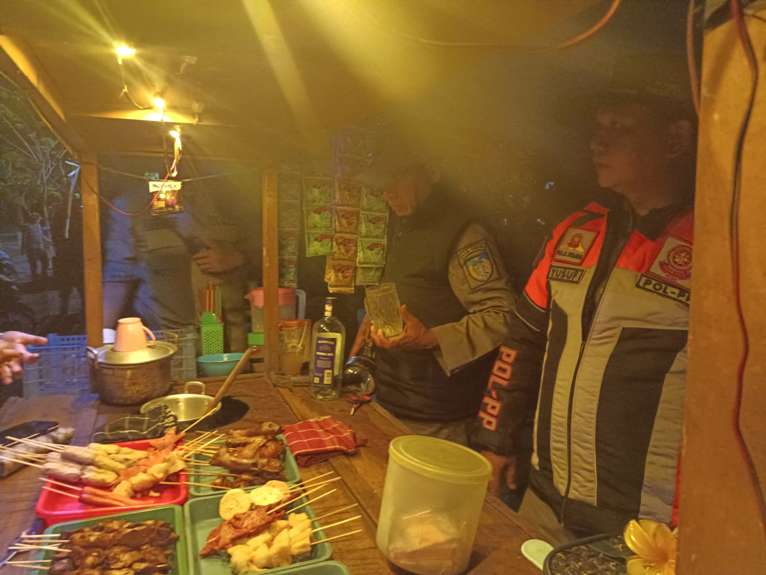 angkringan miras di Simpang Lima Gumul