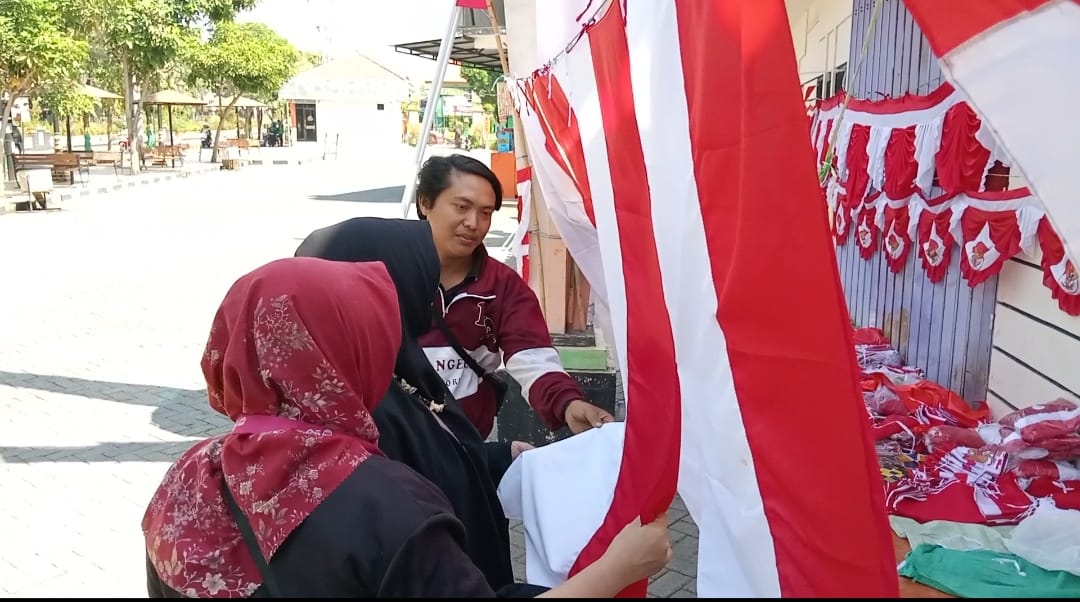 Berkah Pedagang Bendera di Kota Madiun Jelang Perayaan Hari Kemerdekaan RI