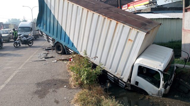 bus mira tabrak truk di jombang 1